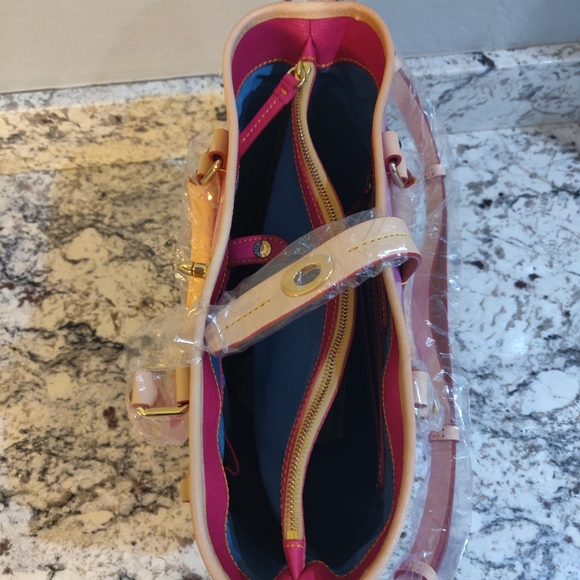 Dooney and Bourke Camden Tote. - Picture 6 of 7